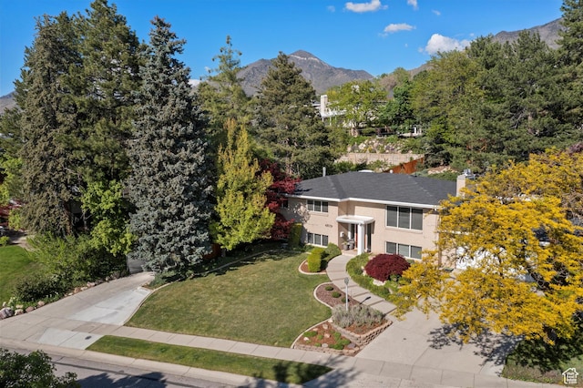 view of front of property featuring a mountain view and a front yard