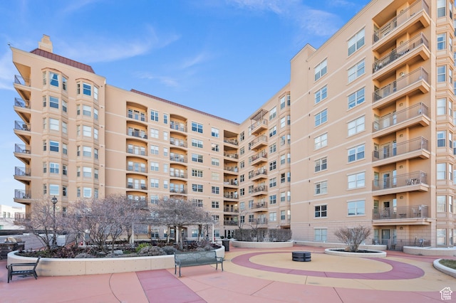 view of apartment building / complex