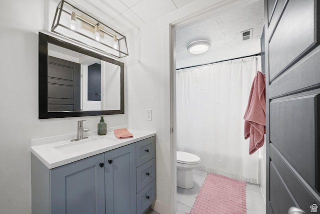 full bath featuring vanity, toilet, and a shower with shower curtain