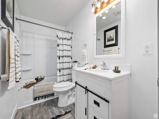 full bathroom featuring wood finished floors, toilet, vanity, shower / tub combo with curtain, and baseboards