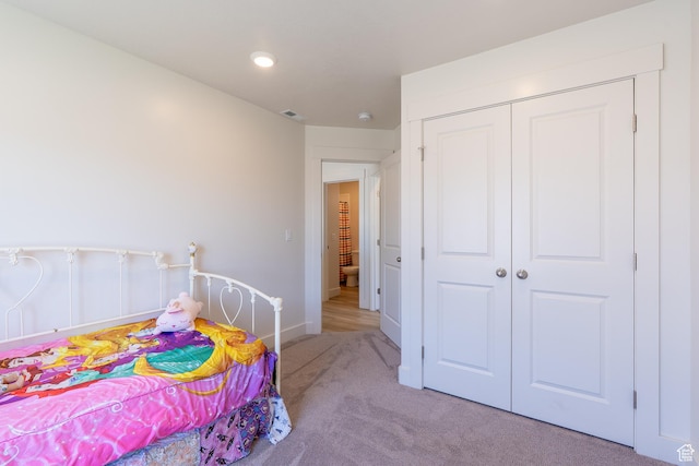 bedroom featuring carpet, a closet, baseboards, and recessed lighting