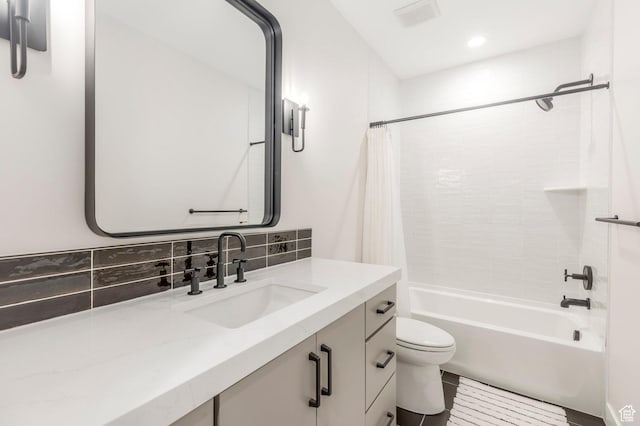 full bathroom with backsplash, shower / tub combo with curtain, toilet, vanity, and recessed lighting