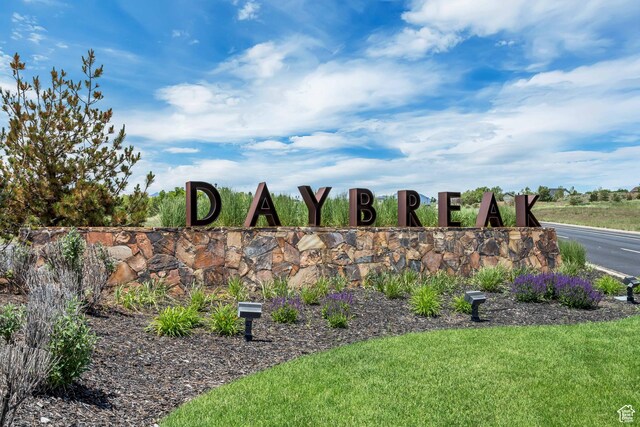 community / neighborhood sign featuring a yard