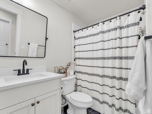 full bath with toilet, vanity, a textured ceiling, and curtained shower