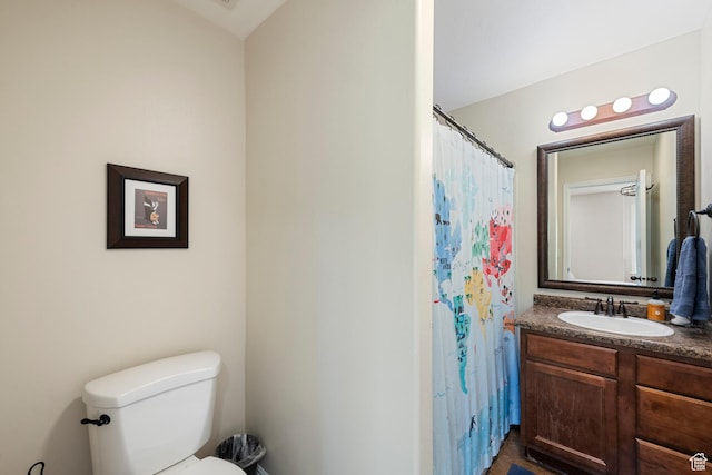 full bath with vanity, toilet, and curtained shower
