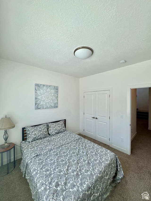 bedroom with carpet flooring, a closet, baseboards, and a textured ceiling
