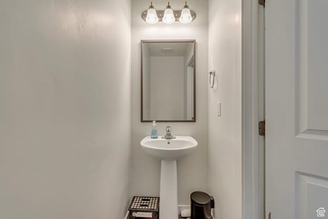 bathroom featuring a sink