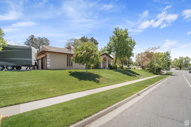 view of front of property featuring a front yard