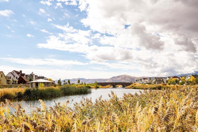 water view featuring a mountainous background