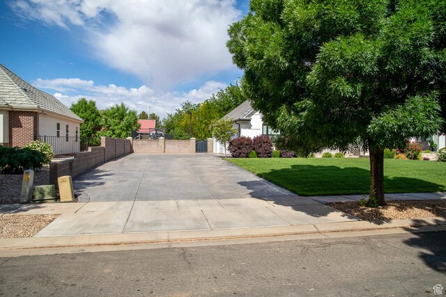 684 S 990 W, Hurricane, UT 84737 - obstructed view of property featuring a gate