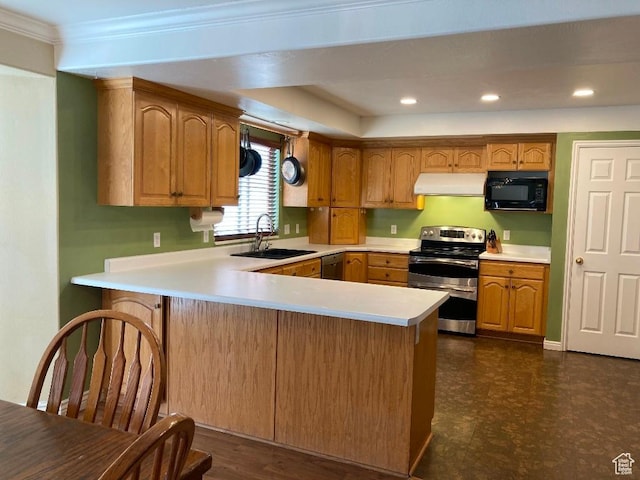 kitchen featuring stainless steel appliances, a sink, under cabinet range hood, light countertops, and a peninsula