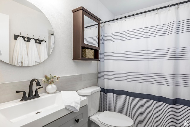 full bath with tile walls, toilet, vanity, and decorative backsplash