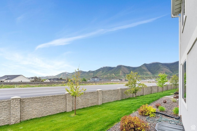 view of yard with a mountain view