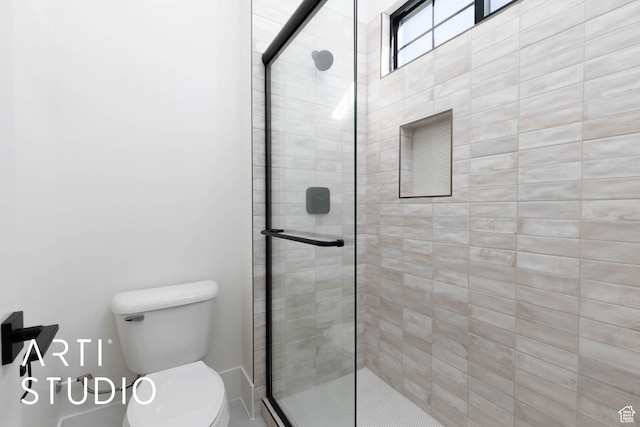 full bathroom featuring a shower stall and toilet