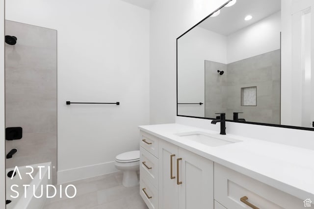 full bath with a tile shower, toilet, vanity, tile patterned flooring, and baseboards