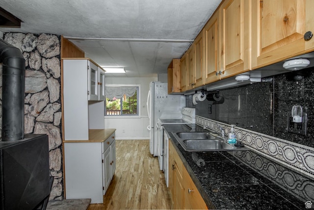345 N Main St, Ivins, UT 84738 - kitchen featuring a sink, electric stove, light wood-style flooring, tasteful backsplash, and a wood stove