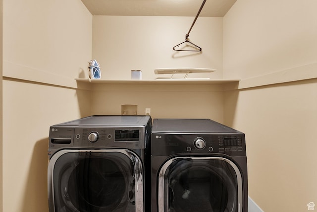 8135 S Clover Spring Ln E, Cottonwood Heights, UT 84121 - laundry area featuring washing machine and dryer