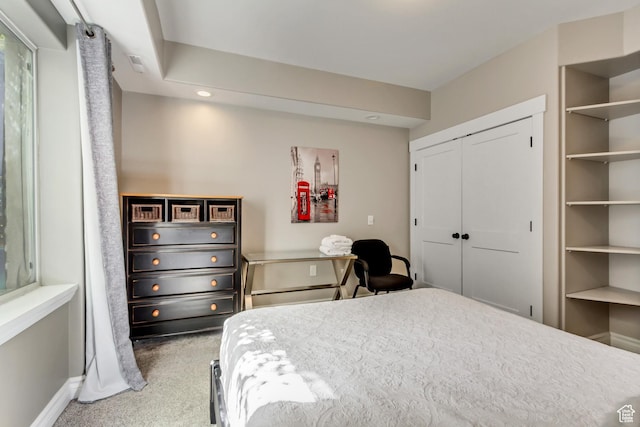 bedroom featuring carpet, a closet, baseboards, and recessed lighting