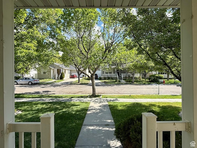view of grassy yard with a residential view