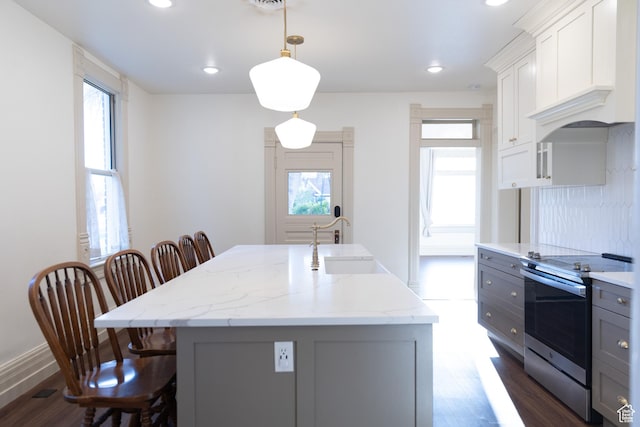 kitchen featuring electric stove, a sink, gray cabinetry, dark wood-style floors, and recessed lighting