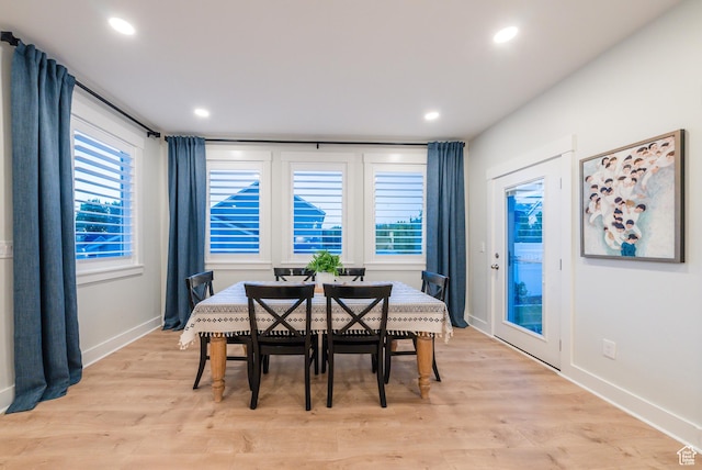 dining space featuring light wood-type flooring, baseboards, and recessed lighting