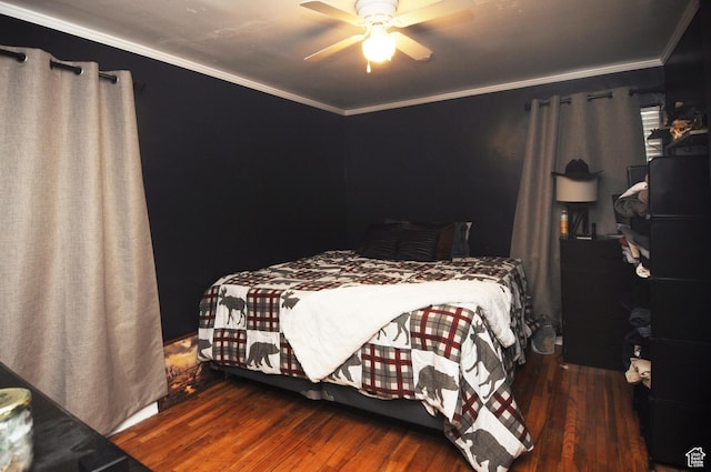 bedroom featuring wood finished floors, ornamental molding, and ceiling fan
