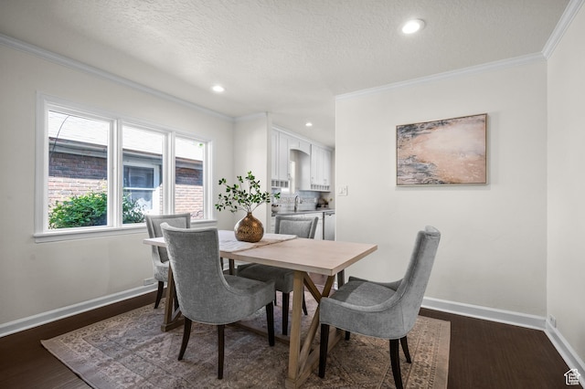 dining room with dark wood-style floors, crown molding, a textured ceiling, baseboards, and recessed lighting