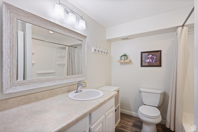 full bath featuring wood finished floors, toilet, vanity, curtained shower, and baseboards