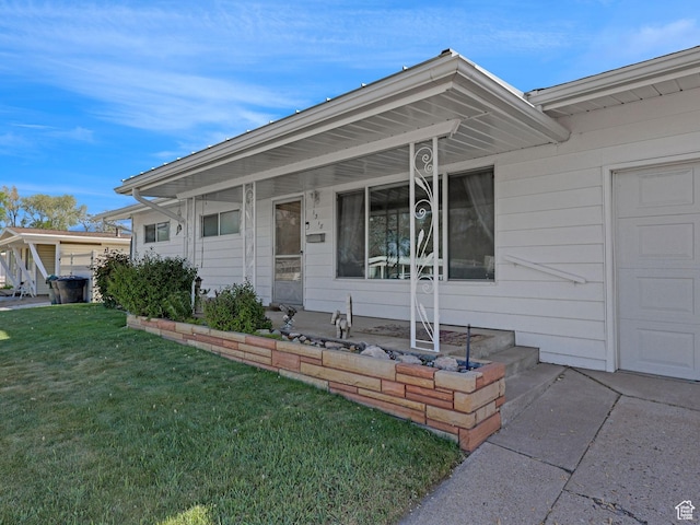 view of front facade with a front lawn and covered porch
