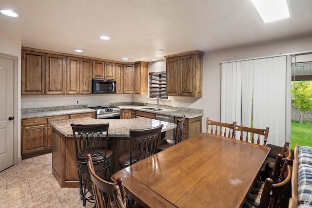 384 N 710 E, Salem, UT 84653 - kitchen featuring gas stove, a sink, a kitchen island, recessed lighting, and a kitchen bar