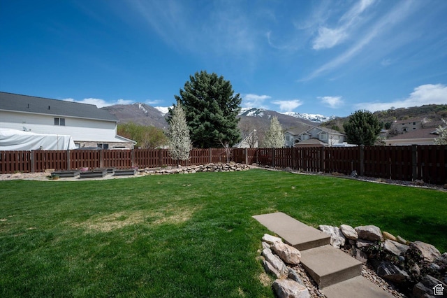 view of yard featuring a mountain view