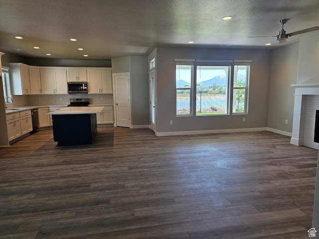 3782 S 4250 W Unit 432B, West Haven, UT 84401 - kitchen with stainless steel appliances, ceiling fan, a sink, open floor plan, and a textured ceiling