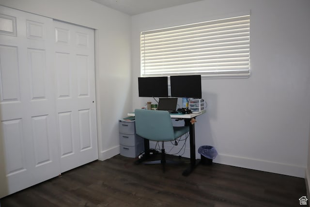 office area with dark wood-style floors and baseboards