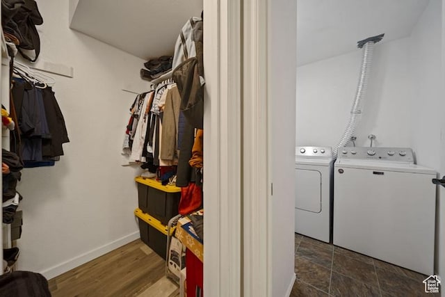 washroom featuring washing machine and clothes dryer and baseboards