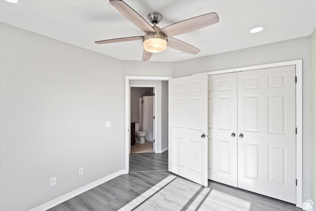 unfurnished bedroom featuring wood finished floors, a closet, baseboards, recessed lighting, and ceiling fan