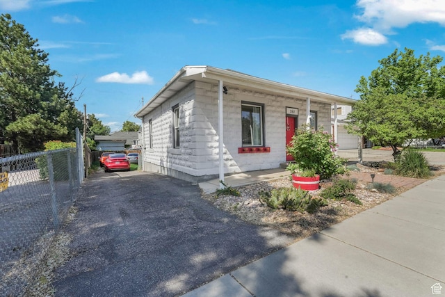 view of front of home featuring fence and a porch