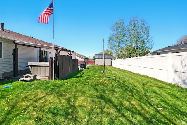 view of yard with a hot tub