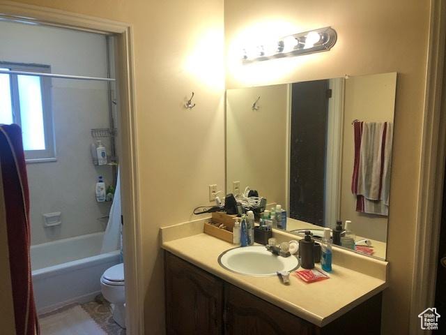 full bath featuring toilet, vanity, and bathtub / shower combination