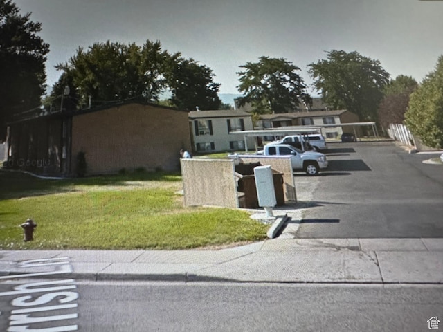 view of front facade featuring a front lawn
