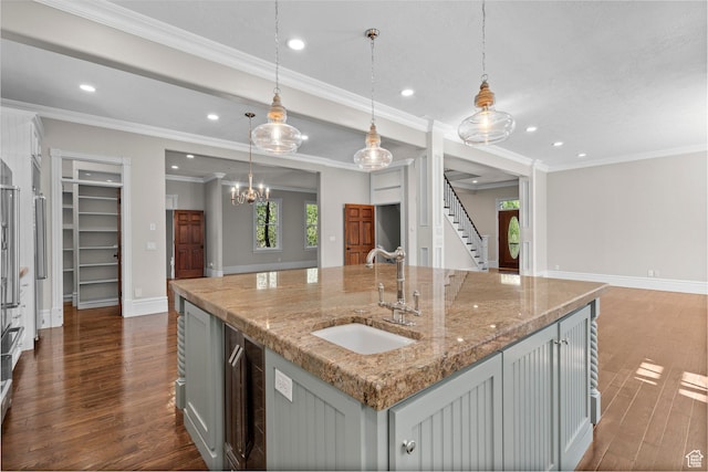 kitchen with a sink, dark wood-type flooring, open floor plan, recessed lighting, and a center island with sink