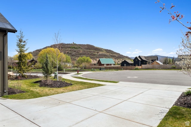 view of yard with fence and a mountain view