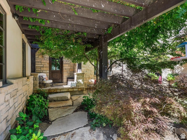 view of yard with a pergola
