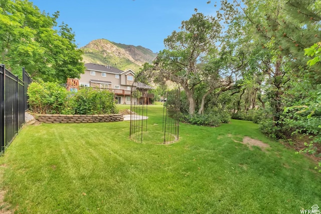 view of yard with a mountain view