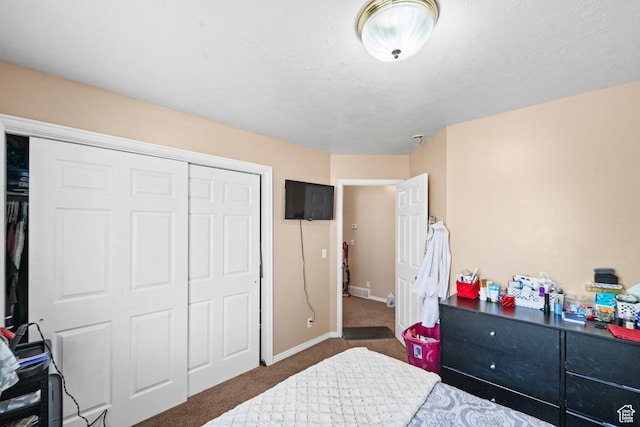 bedroom featuring carpet, a closet, and baseboards