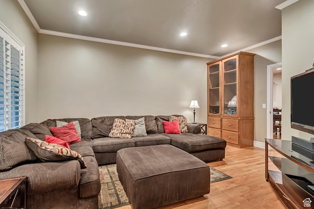 living area featuring light wood-style flooring, crown molding, recessed lighting, and baseboards