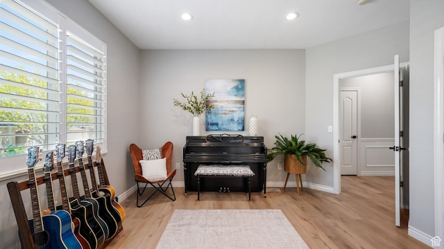 living area with light wood-style flooring, recessed lighting, and baseboards