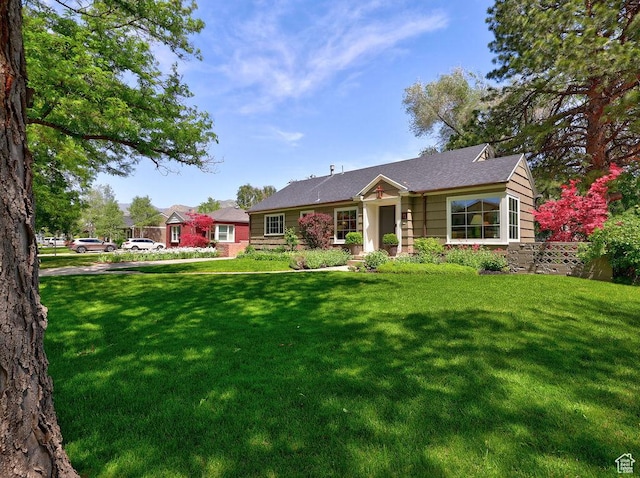 single story home with a front lawn