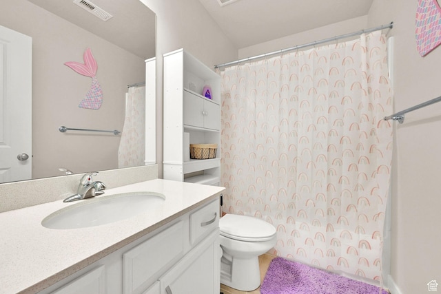 full bath with toilet, vanity, and a shower with curtain