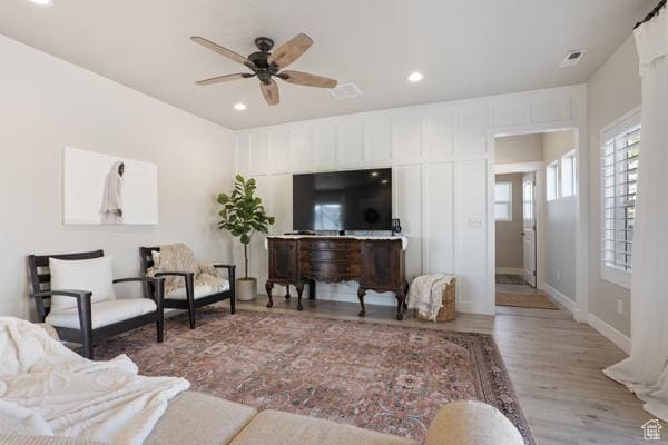 living room featuring recessed lighting, wood finished floors, a ceiling fan, and baseboards