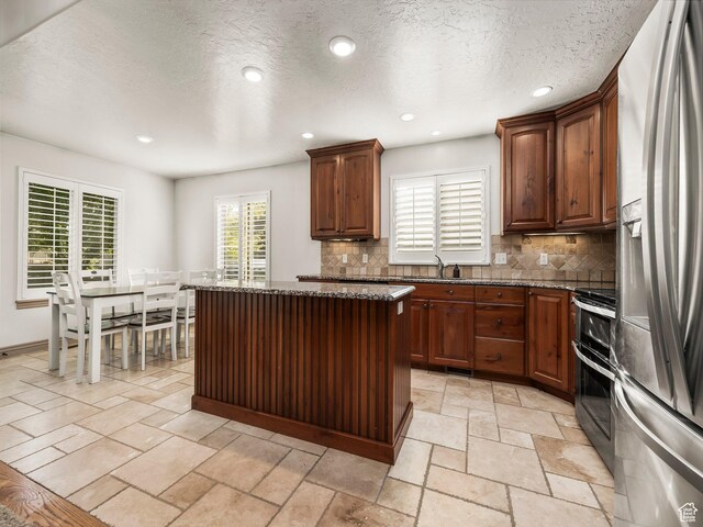636 Quartz Dr, Santaquin, UT 84655 - kitchen featuring stainless steel appliances, backsplash, a sink, a kitchen island, and recessed lighting